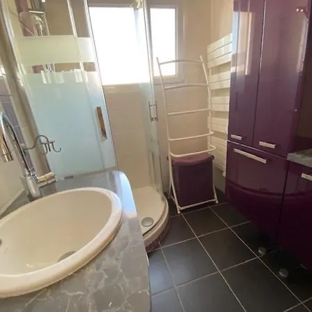 T3 Royan, Proche De La Plage, Balcon, Derniere Etage, Cuisine Equipee, Parking Facile - Fr-1-494-124 Royan